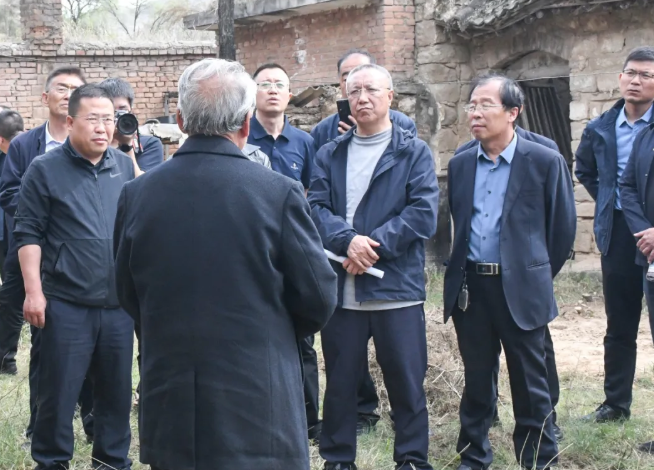 吕梁市委史志研究室在临县调研中共中央西北局旧址...